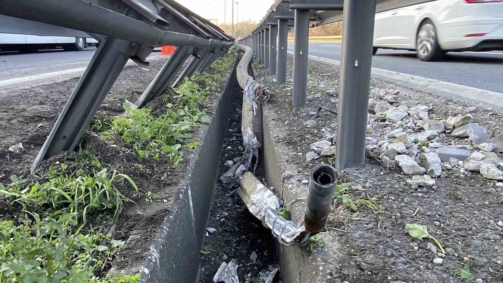 TEM’de tankerin çarptığı aydınlatma direği otomobilin üstüne devrildi
