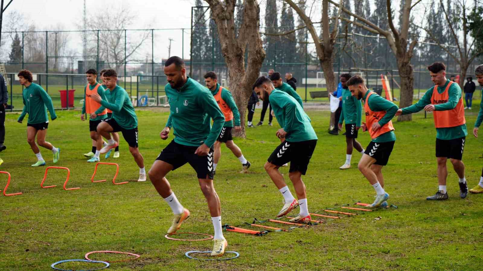 Sakaryaspor, Manisa FK mesaisinde
