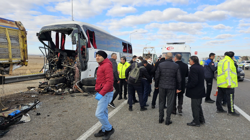 Yolcu otobüsü kamyona arkadan çarptı: 3 ölü, 33 yaralı