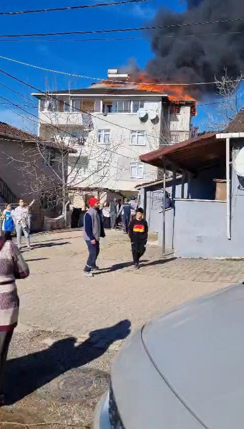 Gebze’de bir evde yangın çıktı, mahsur kalanlar var