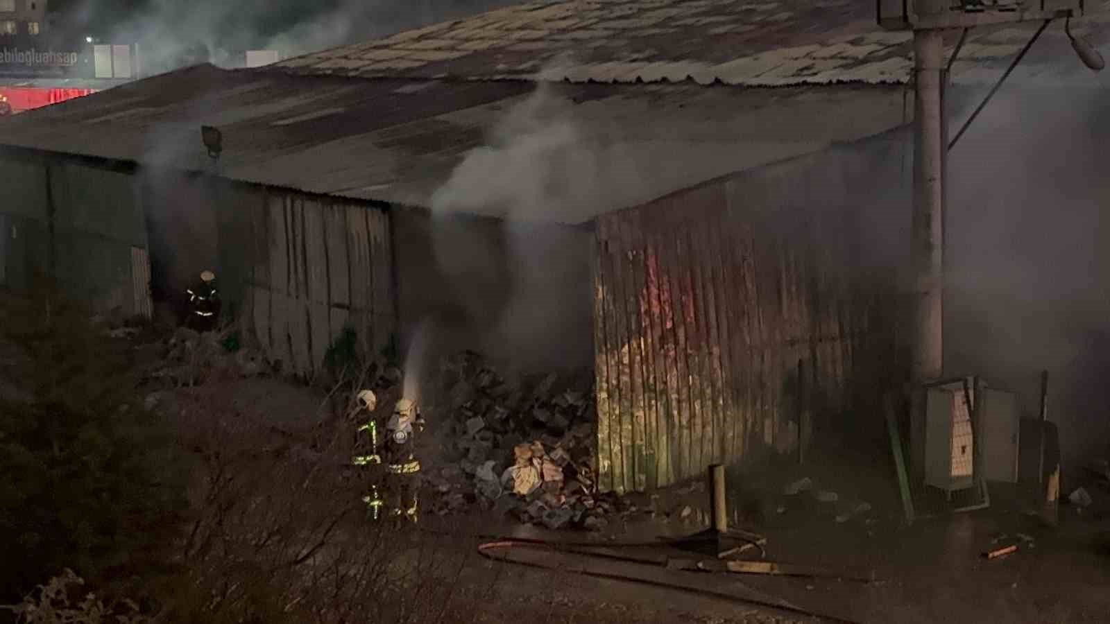 Fabrika alev alev yandı