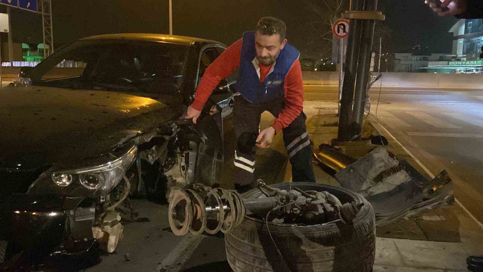 Aydınlatma direğine çarpan otomobilin tekerleği koptu!