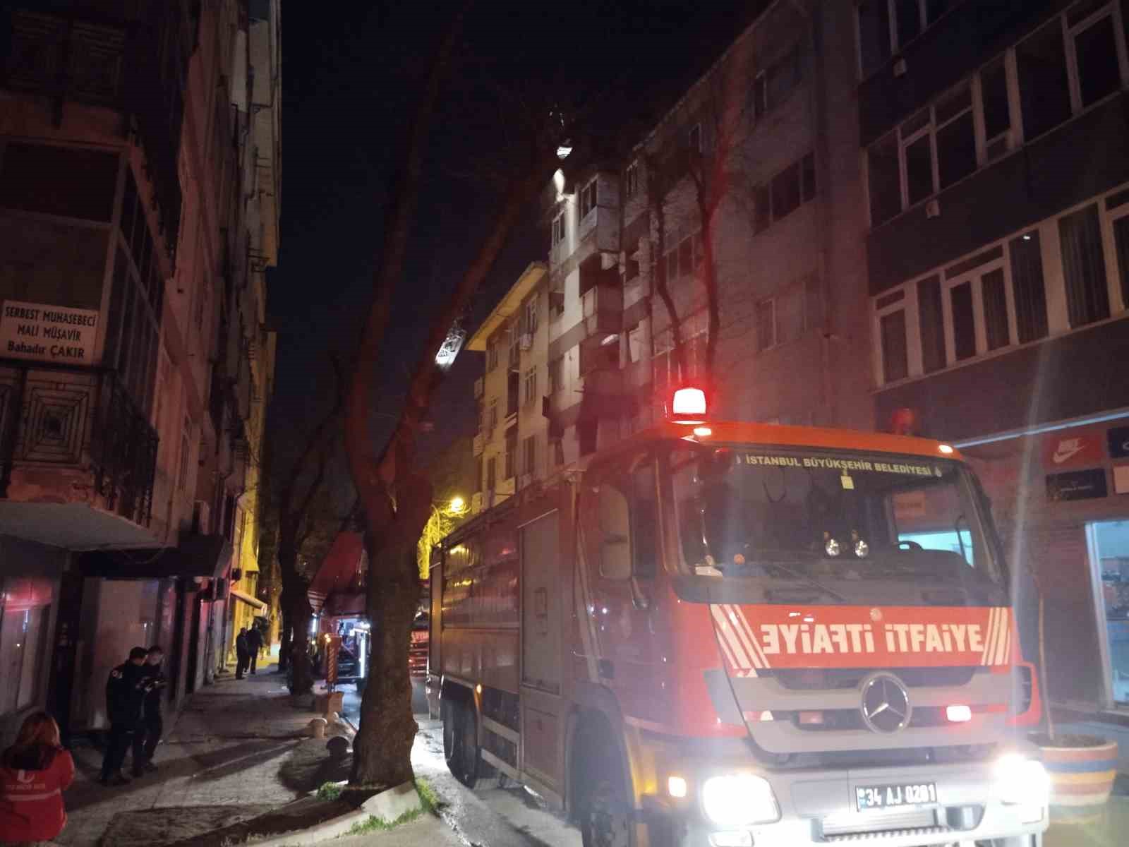 Kartal’da 6 katlı binada korkutan yangın
