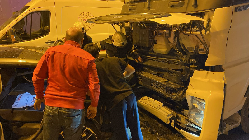 TEM'de 8 araç zincirleme kazaya karıştı: 8 yaralı!