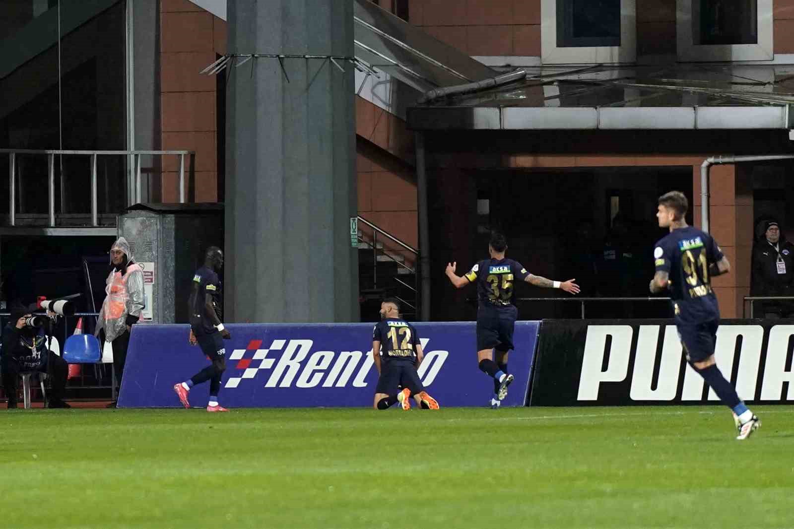 Trendyol Süper Lig: Kasımpaşa: 1 - Beşiktaş: 0 (İlk yarı)
