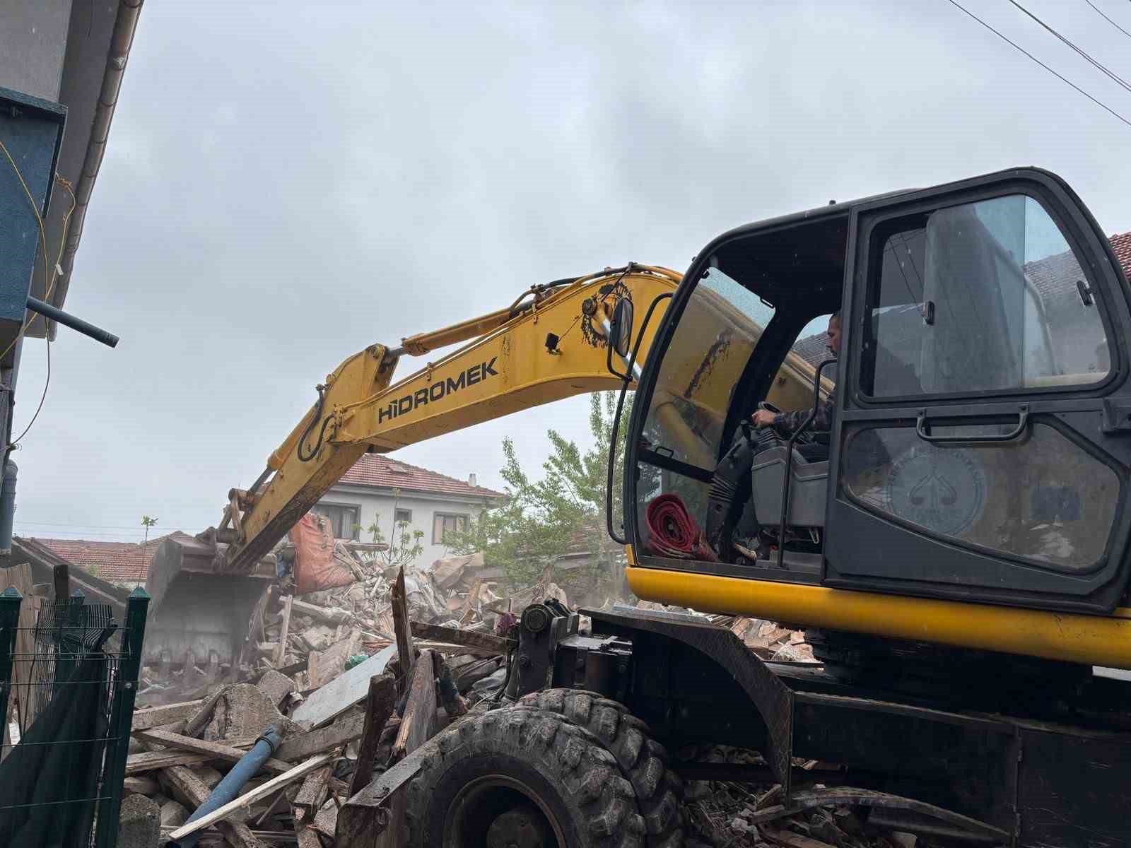 Erenler’de metruk binalar yıkılıyor
