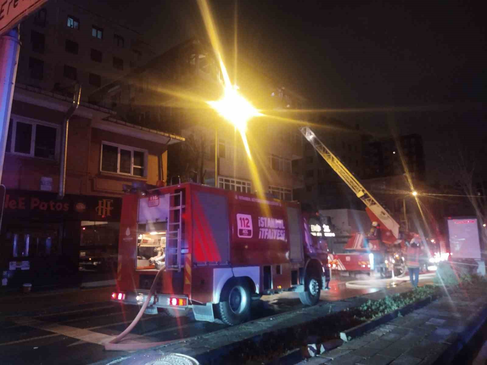 Kadıköy’de 4 katlı binada yangın: 2 kişi dumandan etkilendi
