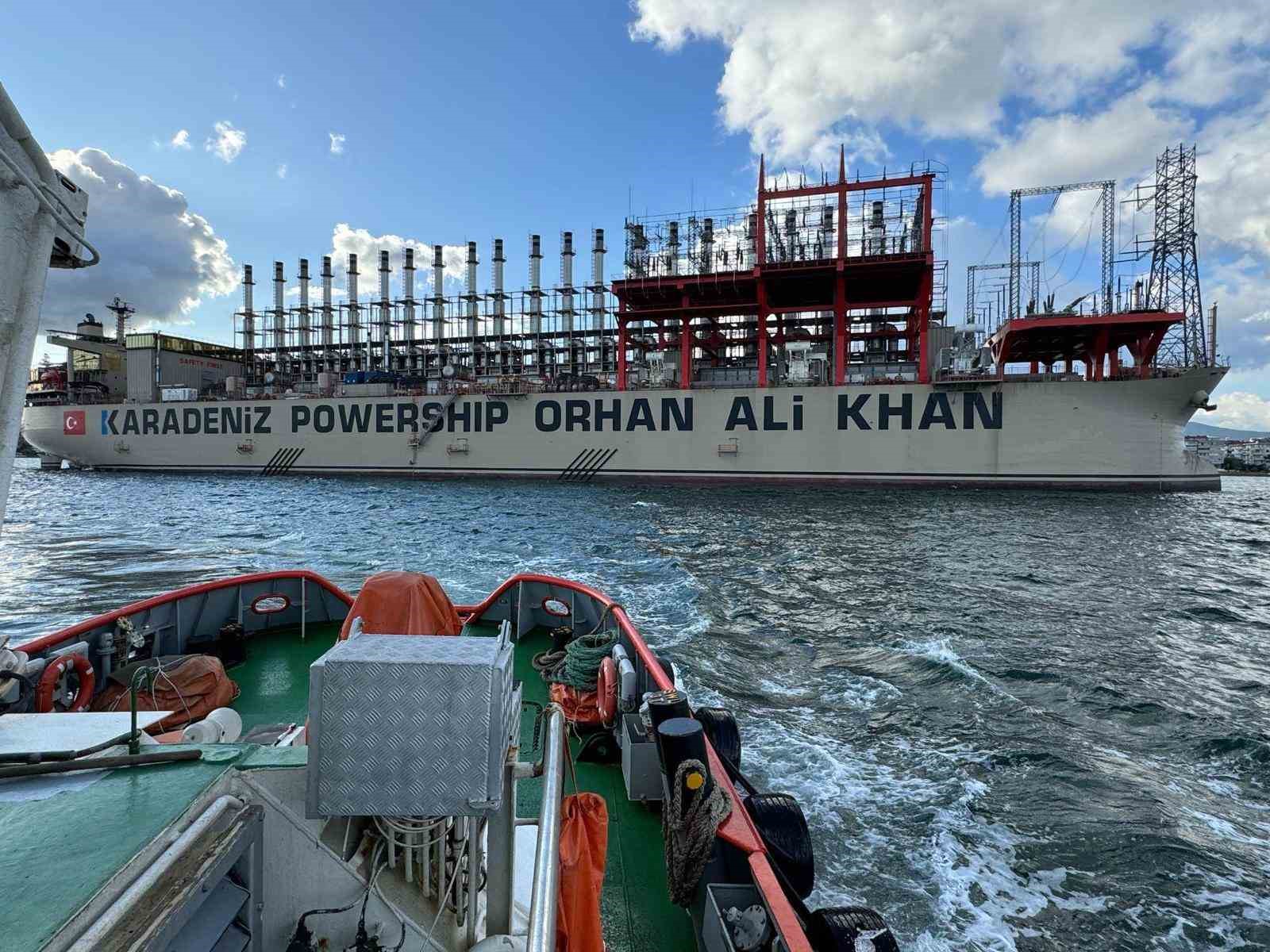 Yalova’da enerji gemisi demir sahasında karaya oturdu
