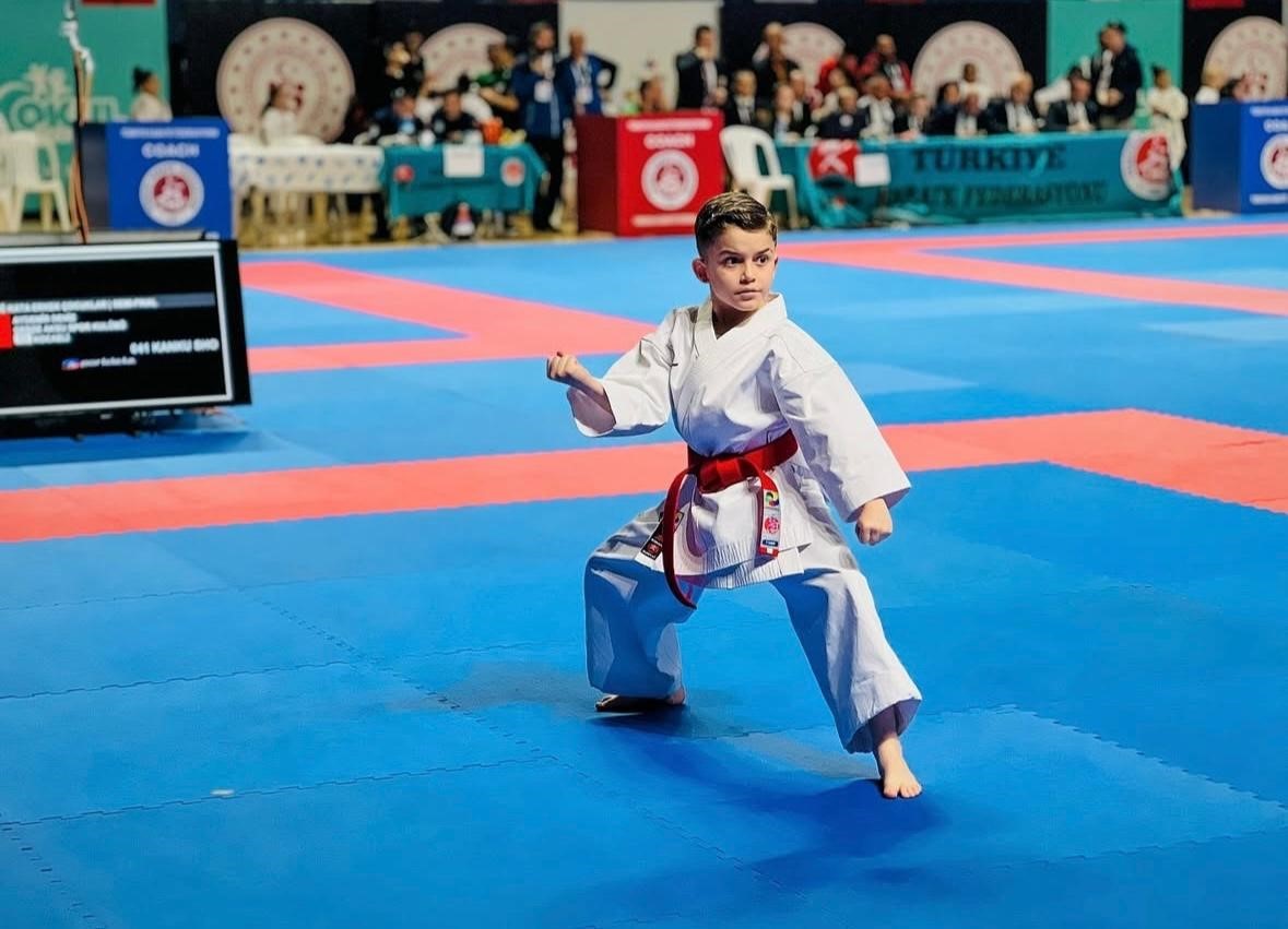 Karate şampiyonasında birinci olan Deniz Aydemir milli takıma vize aldı

