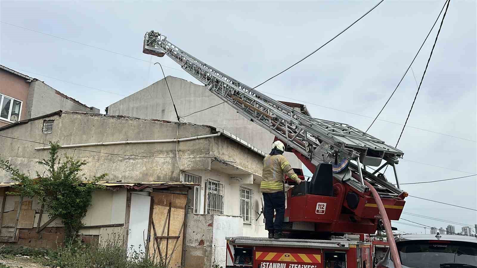 Başakşehir’de tadilat yapılan çatı alev alev yandı
