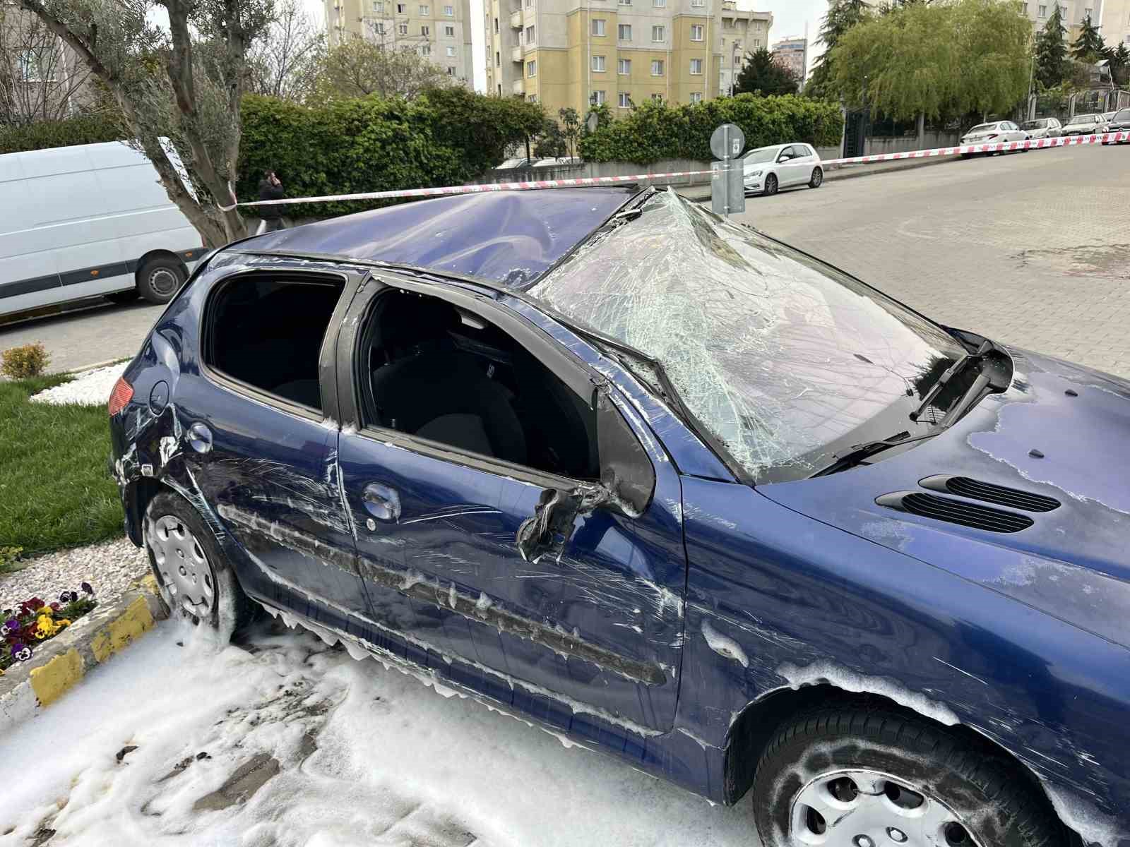 Küçükçekmece’de dubalara çarpan araç takla attı

