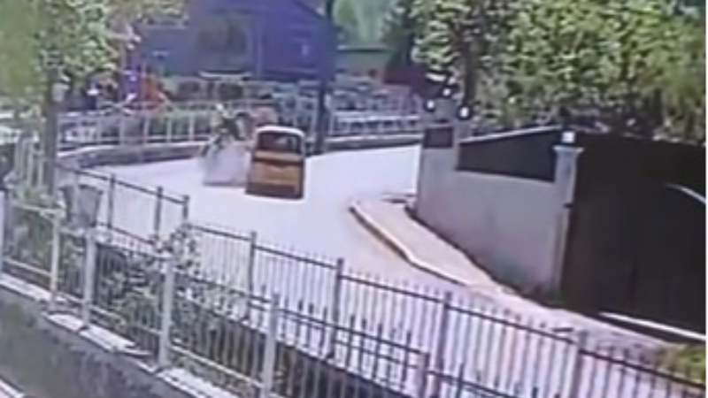 Taksi ile motosiklet kafa kafaya çarpıştı: Kaza kamerada