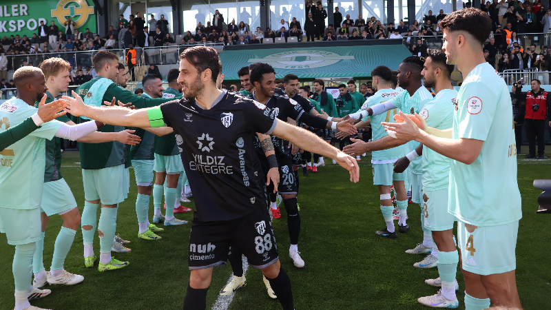 Esenler Erokspor, Kocaelispor’u alkış ve çiçekle karşıladı