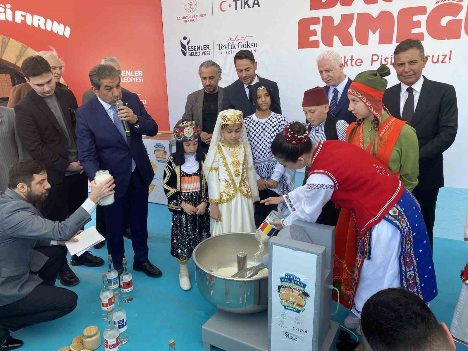 Esenler’de 8 ülkeden gelen çocuklar barış ekmeği pişirdi
