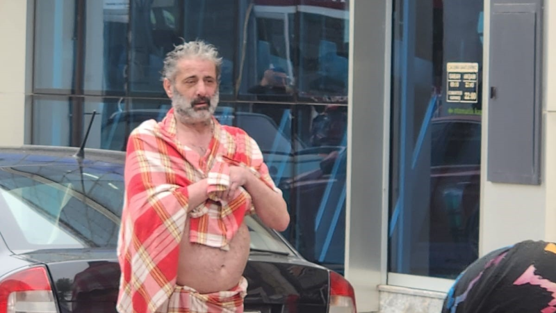 Depreme hamamda yakalandı, sokağa peştamalla çıktı