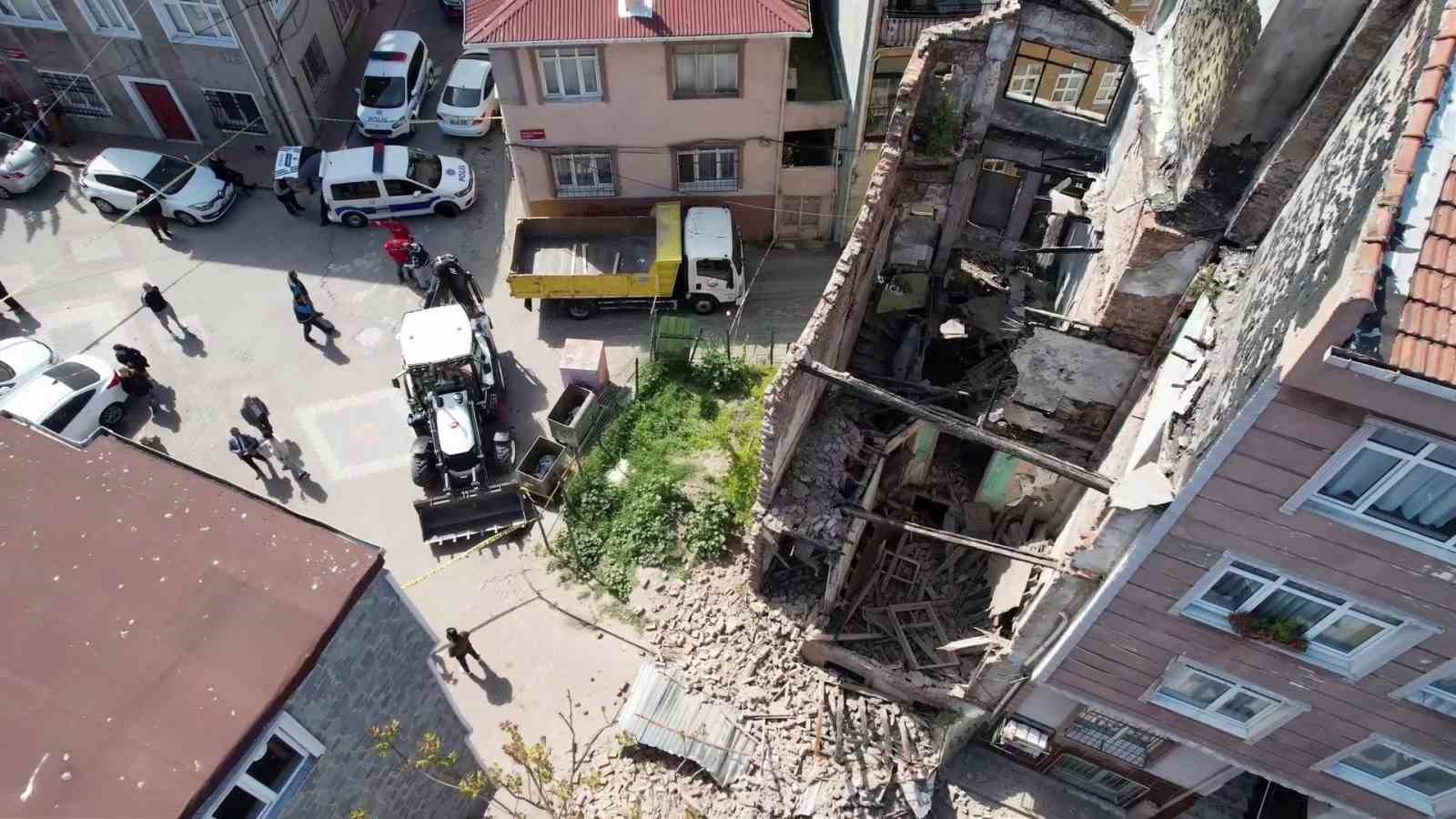 Fatih’te depremde hasar alan metruk bina yıkıldı
