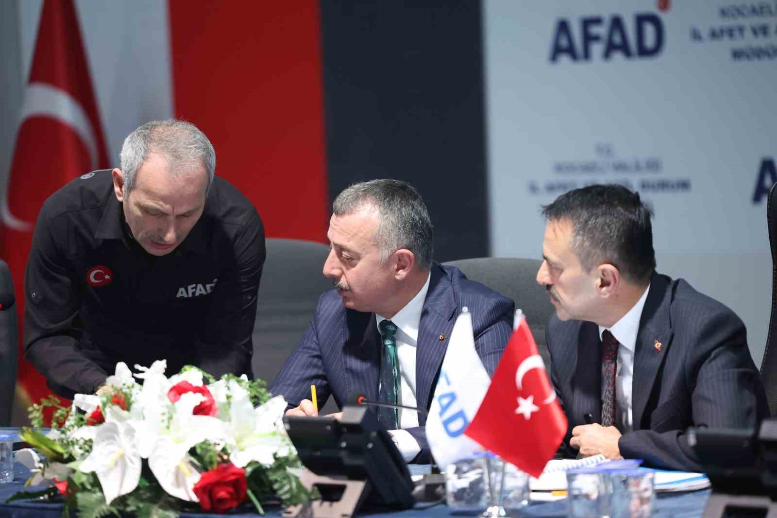 Kocaeli Valisi Aktaş: "Panikleyen 23 kişi yüksekten atlayarak yaralandı"
