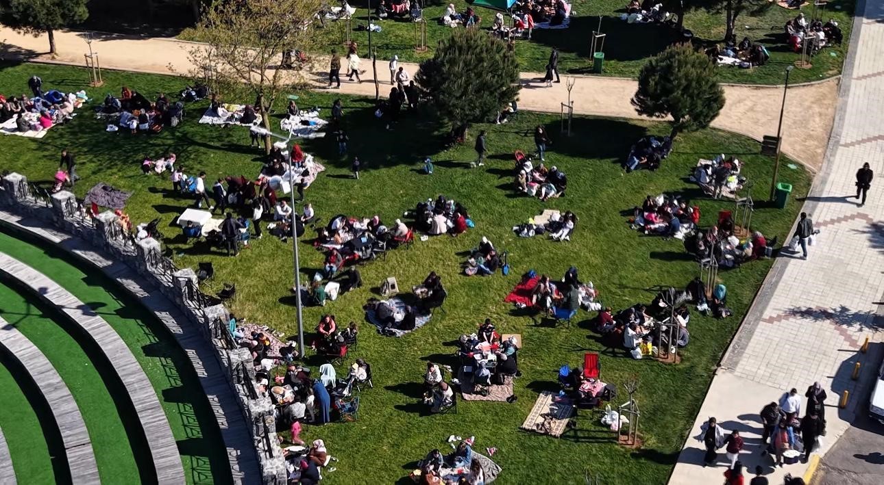 Depremin ardından vatandaşlar Pendik Korusu’na akın etti
