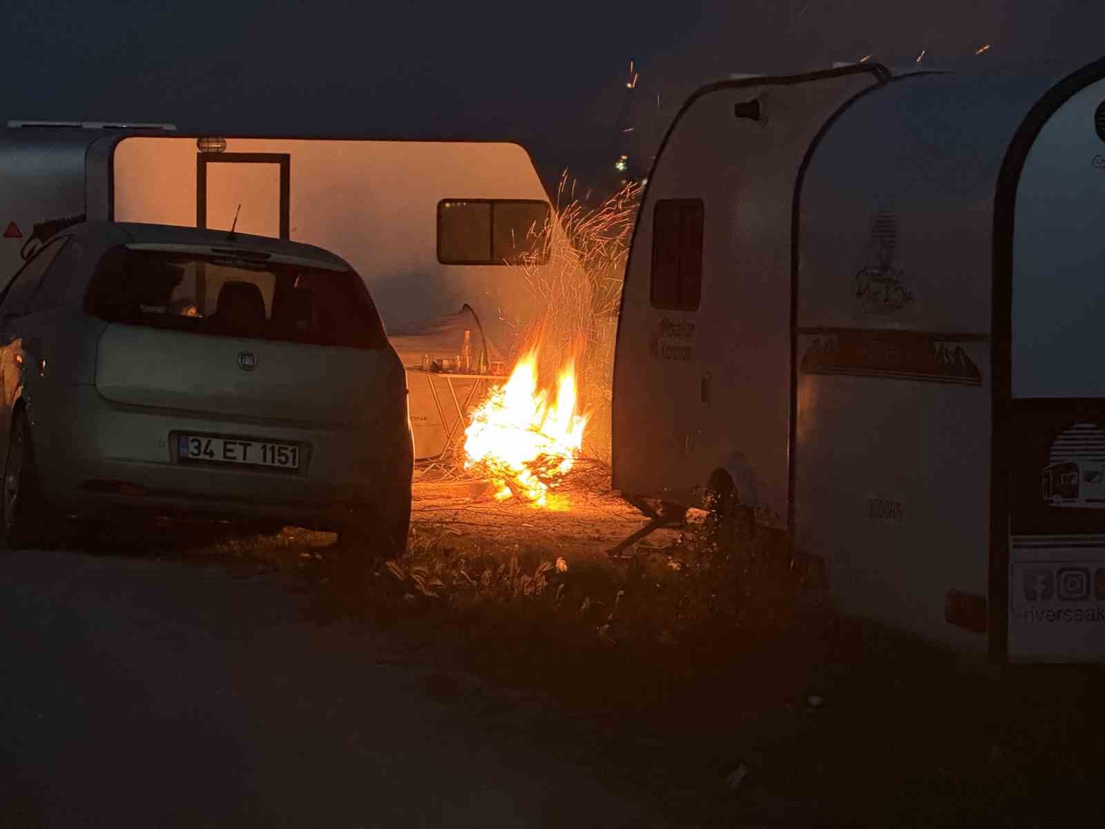 Deprem sonrası vatandaşlar karavanda ve parklarda geceliyor
