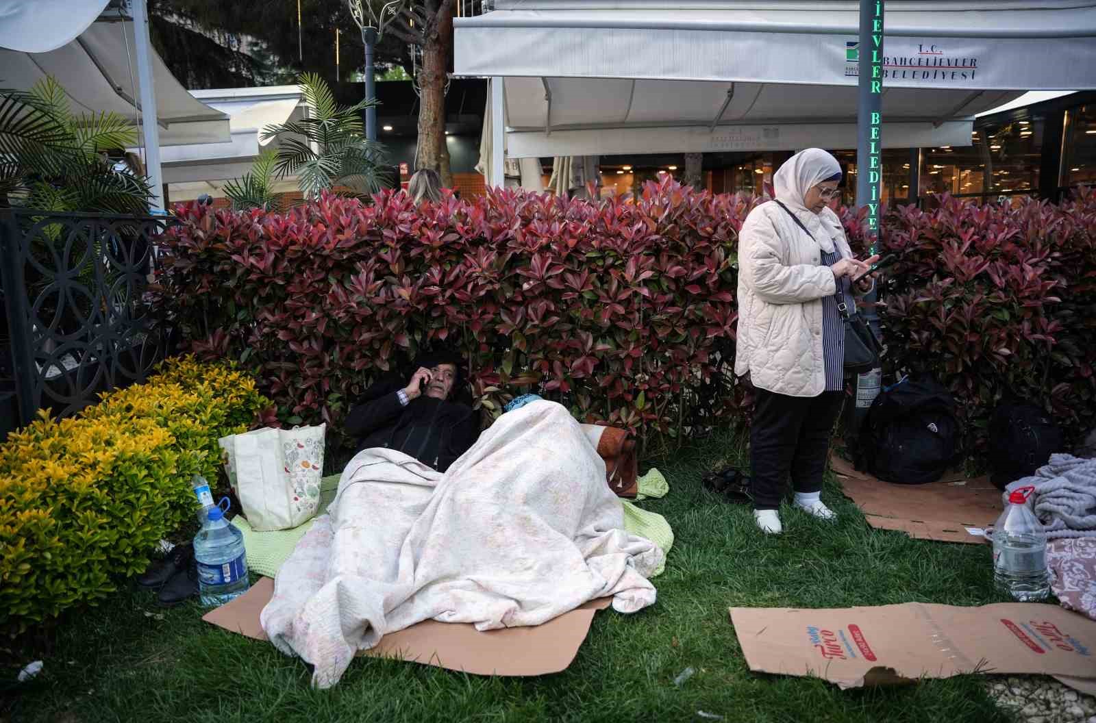 İstanbullular geceyi parkta kurdukları çadırlarda geçiriyor
