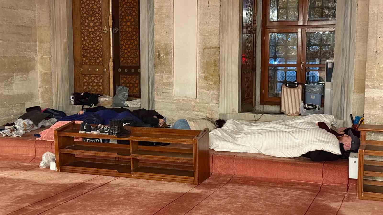 İstanbullular depremin ardından geceyi parklara kurdukları çadırlarda geçiriyor
