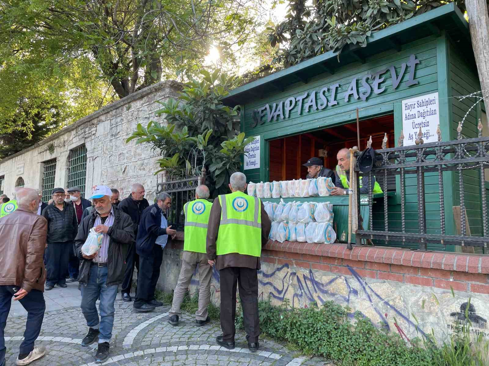 İstanbul Tophane’de her gün 250 kişiye sıcak yemek ikramı
