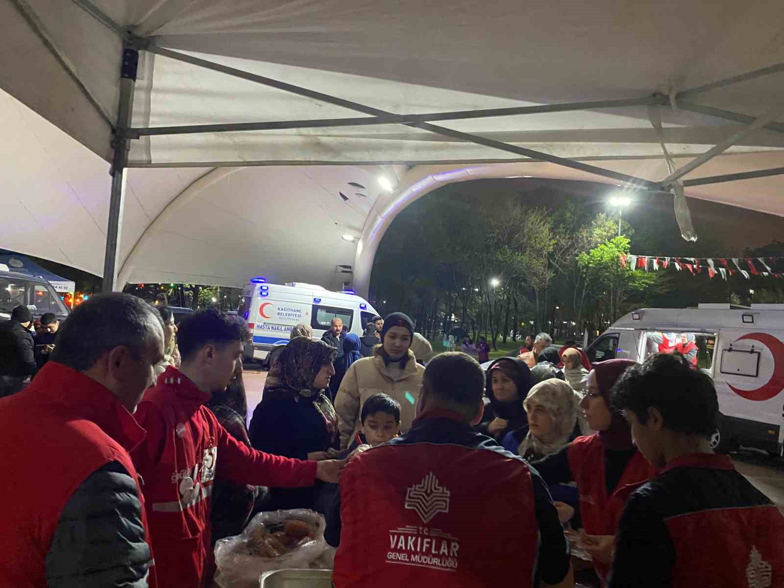Vakıflar’dan depremin ardından geceyi parkta geçiren vatandaşlara ikram
