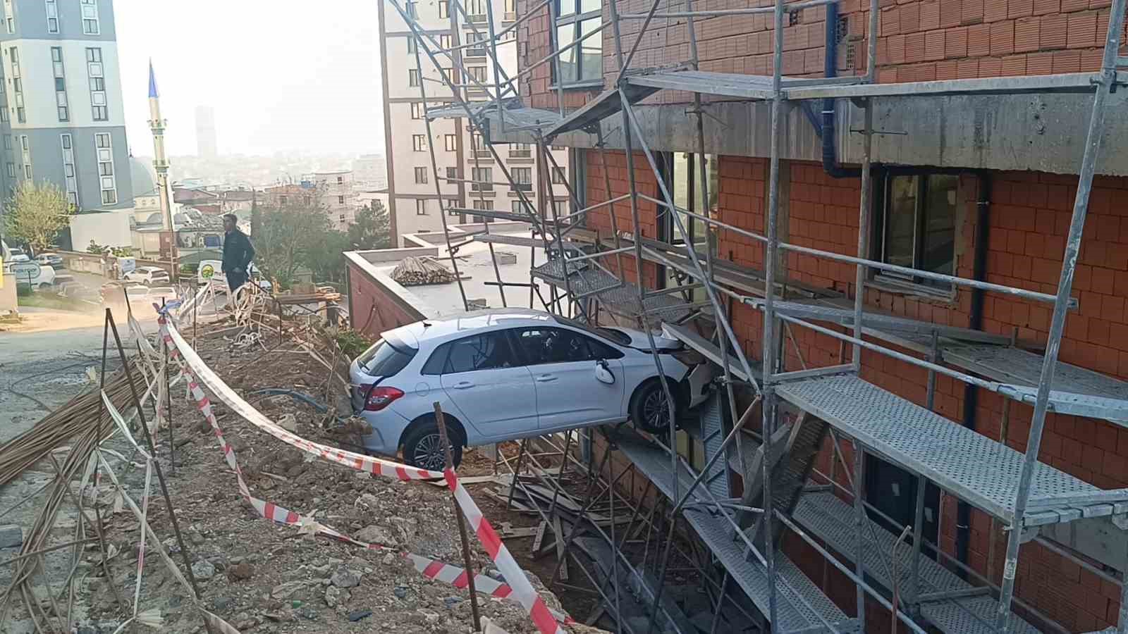 Görenler şaştı kaldı: Otomobilde mahsur kalan 4 kişi kurtarıldı
