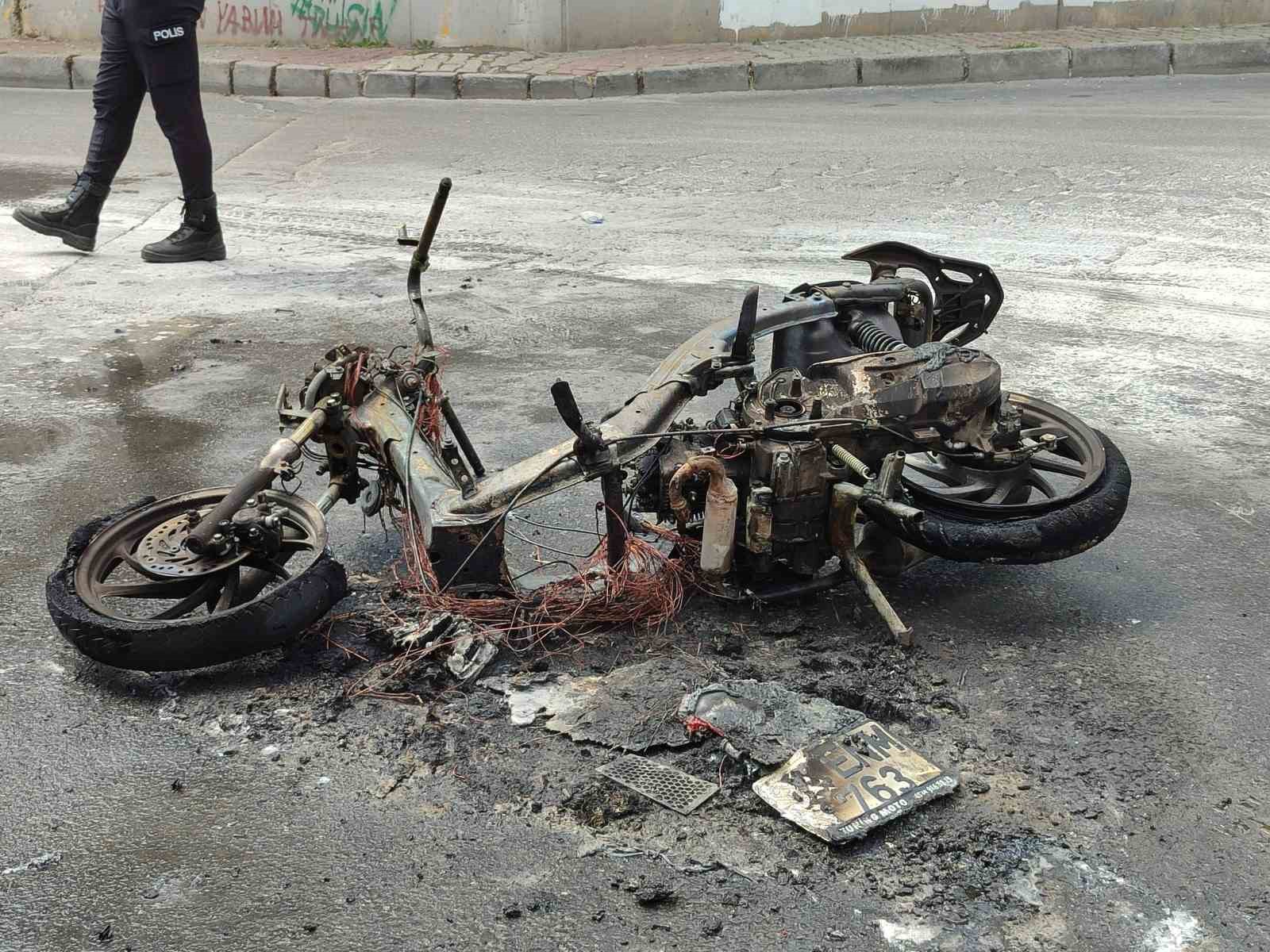 Bahçelievler’de motosiklet alev alev yandı
