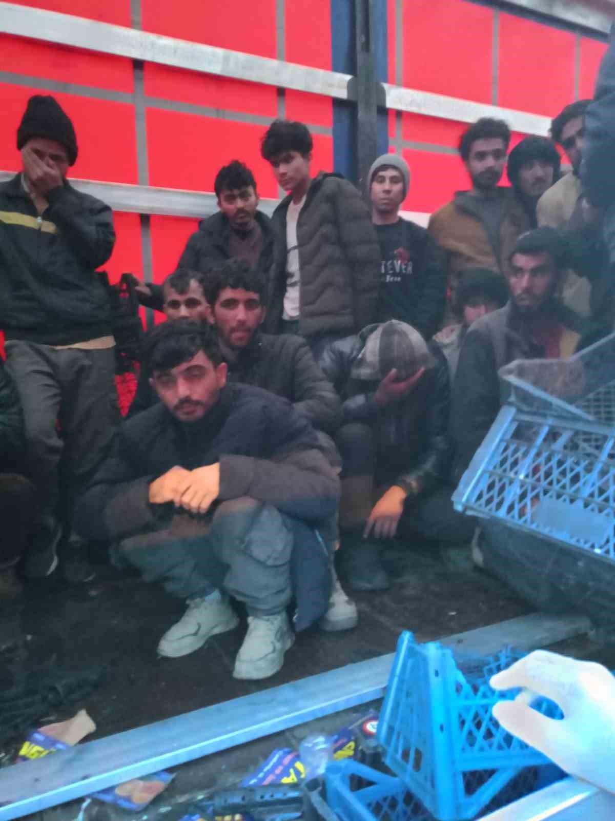 Sakarya’da tır dolusu düzensiz göçmen yakalandı: Sürücü tutuklandı
