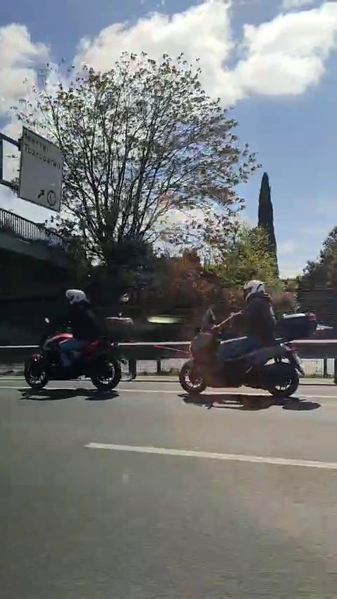 Arızalanan motosikleti iple çekti