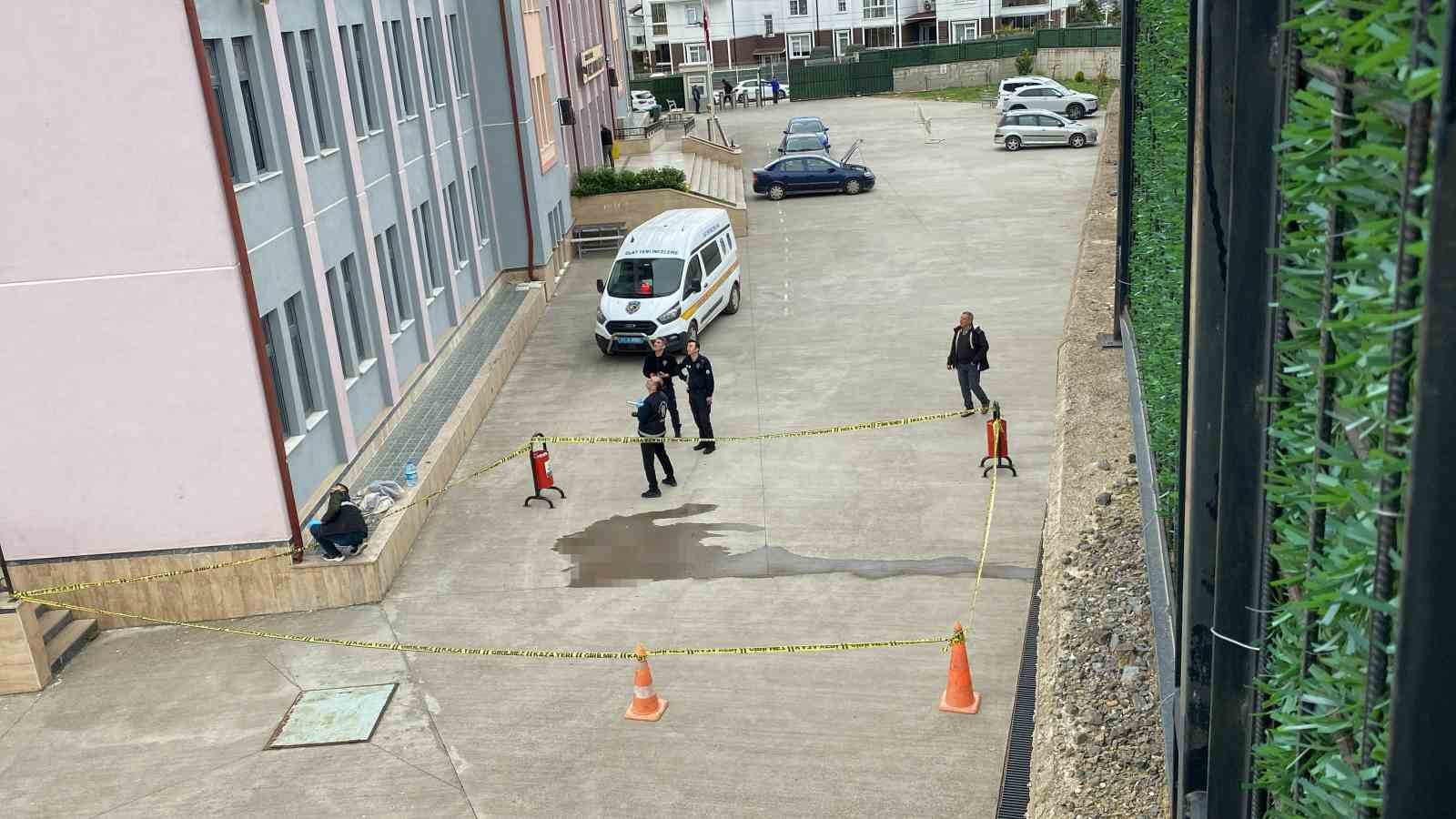Okulun 4’üncü katından düşen liseli ağır yaralandı