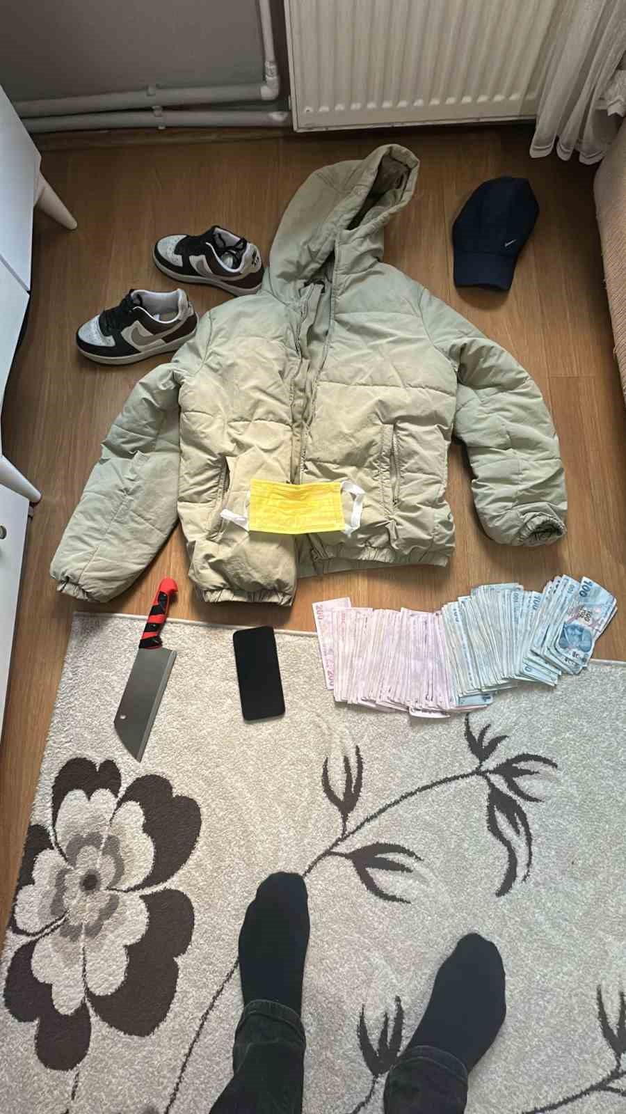 Bağcılar’da market çalışanını bıçakla tehdit ederek 80 bin lirayı gasp etti
