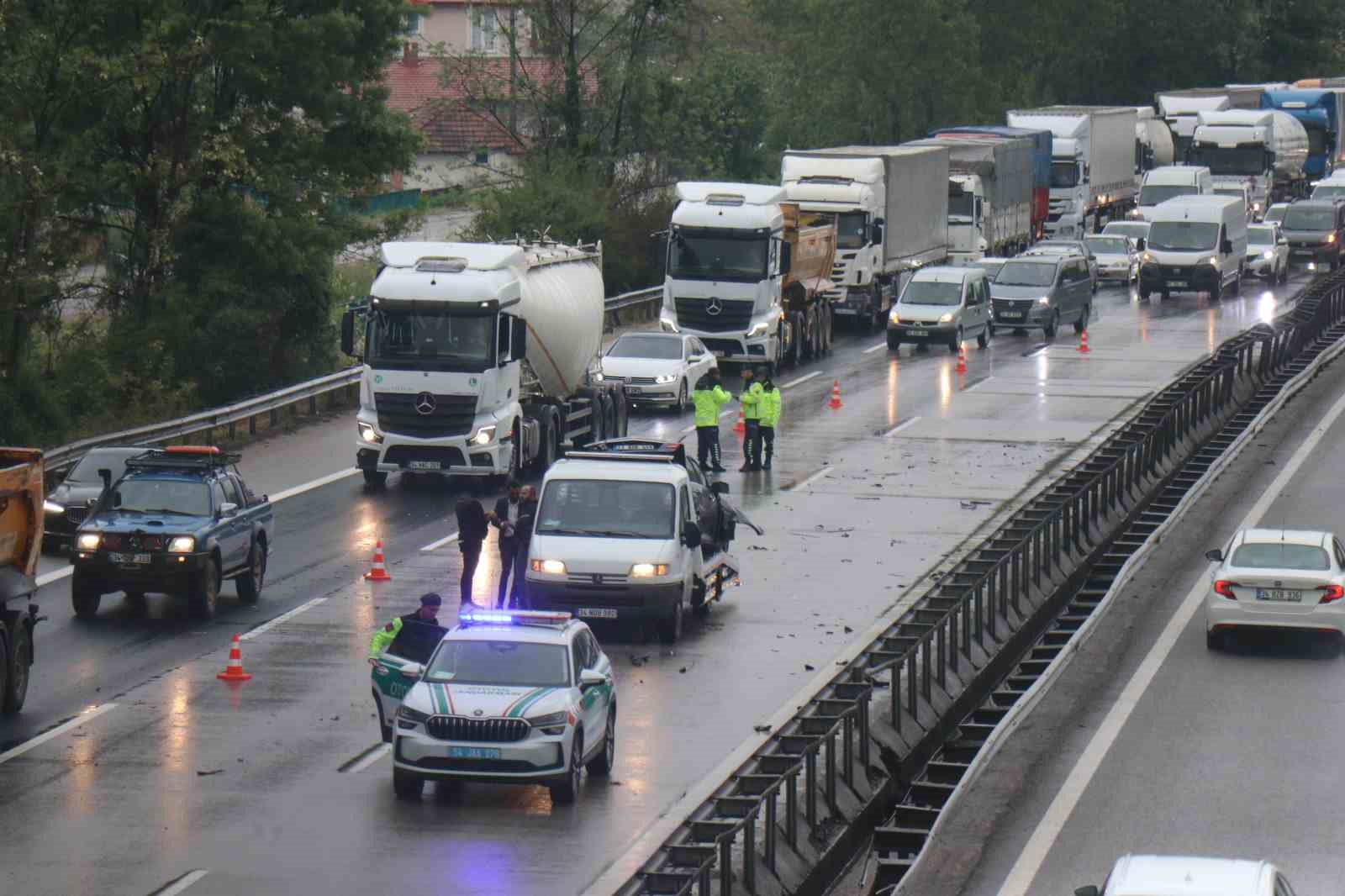 Anadolu Otoyolu Sakarya geçişinde 4 saatte 7 ayrı kaza meydana geldi
