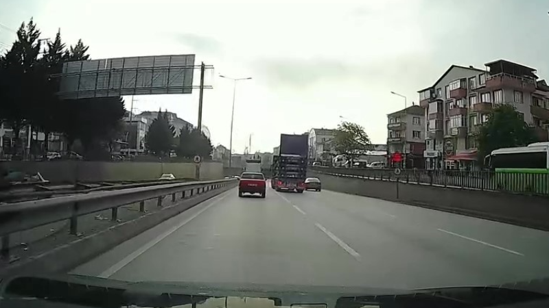 Kamyonun açık unutulan kapağı tünele çarptı