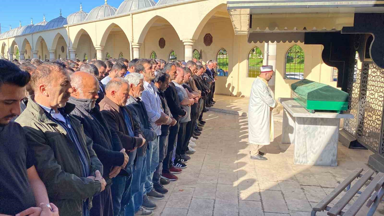 Amcası tarafından öldürülen genç toprağa verildi