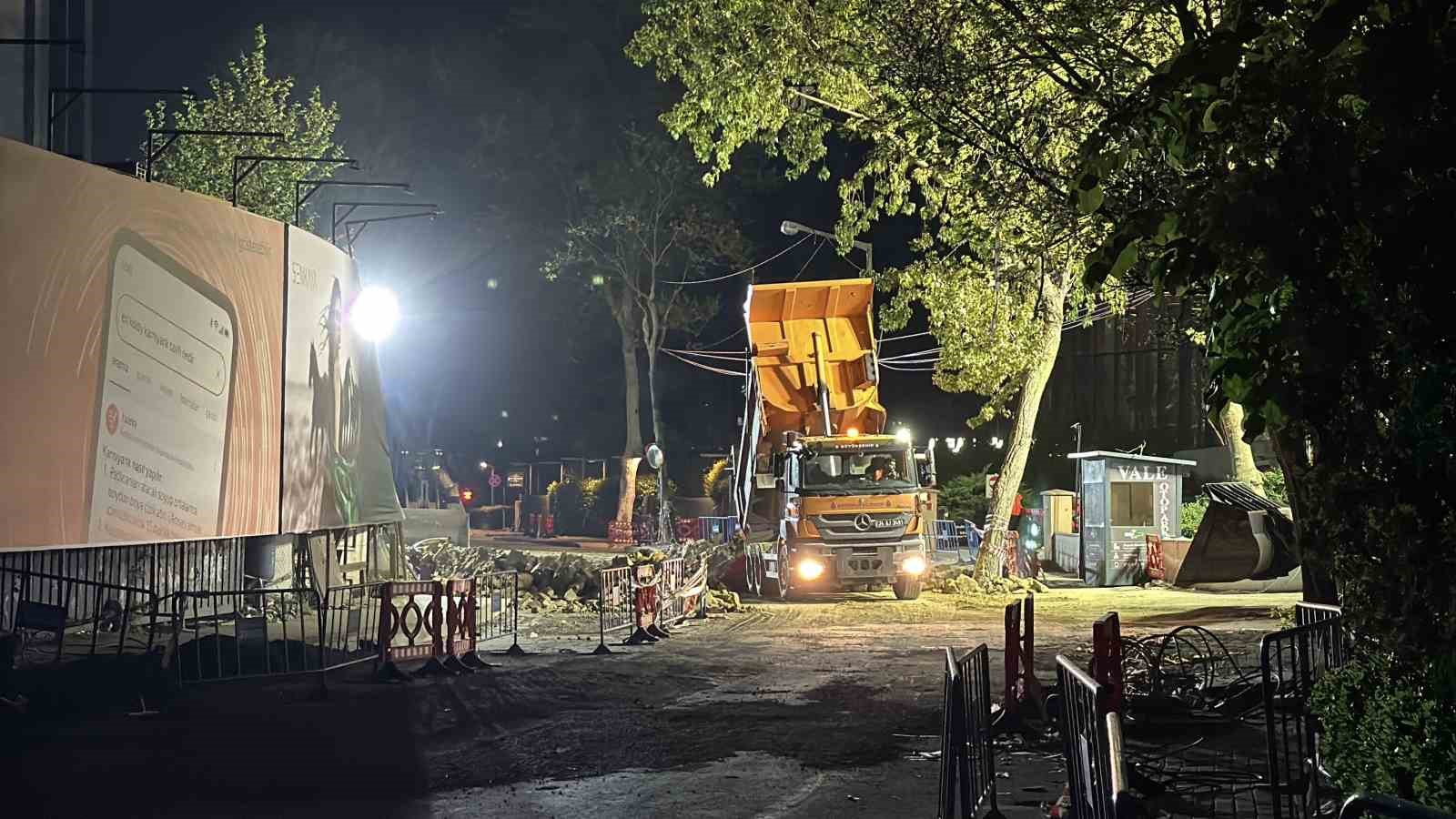 Sarıyer’de çöken yolda yapılan onarım çalışmaları gece boyu devam etti
