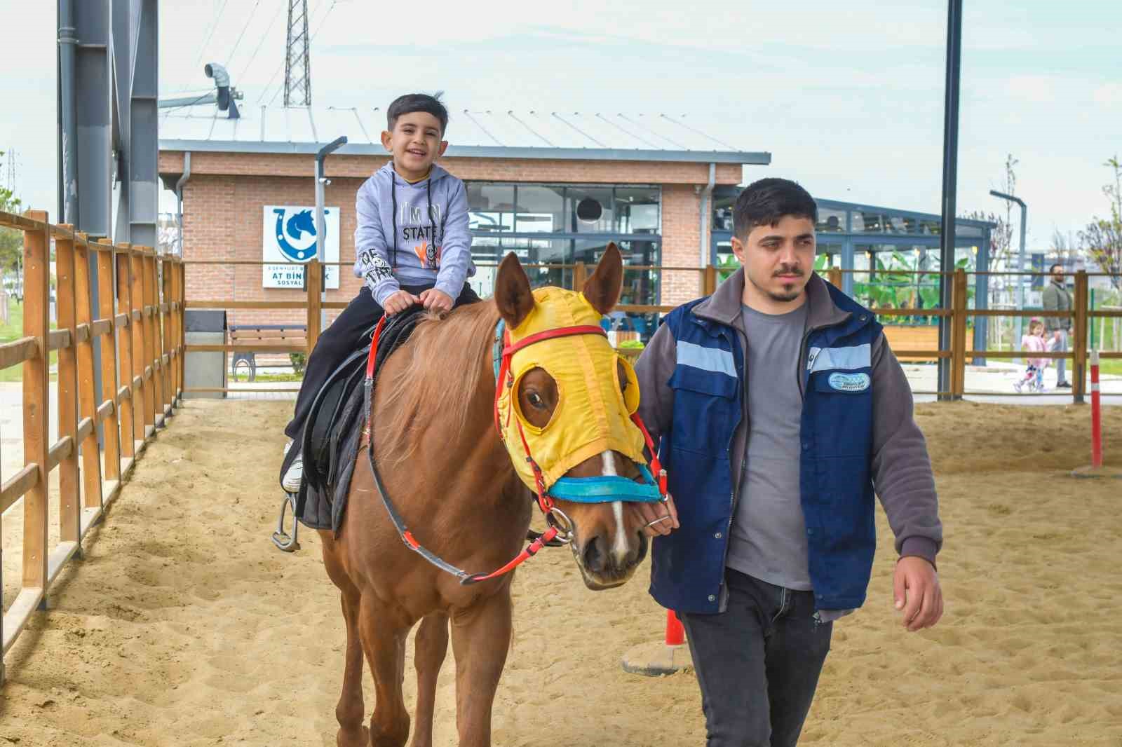 Esenyurt Belediyesi’nden çocuklara at çiftliği gezisi
