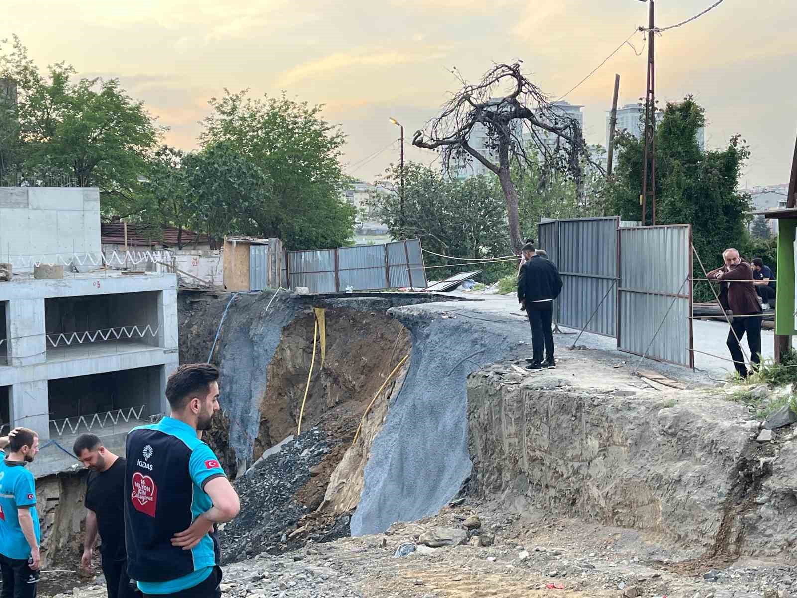 Gaziosmanpaşa’da inşaat çalışması sırasında yol çöktü
