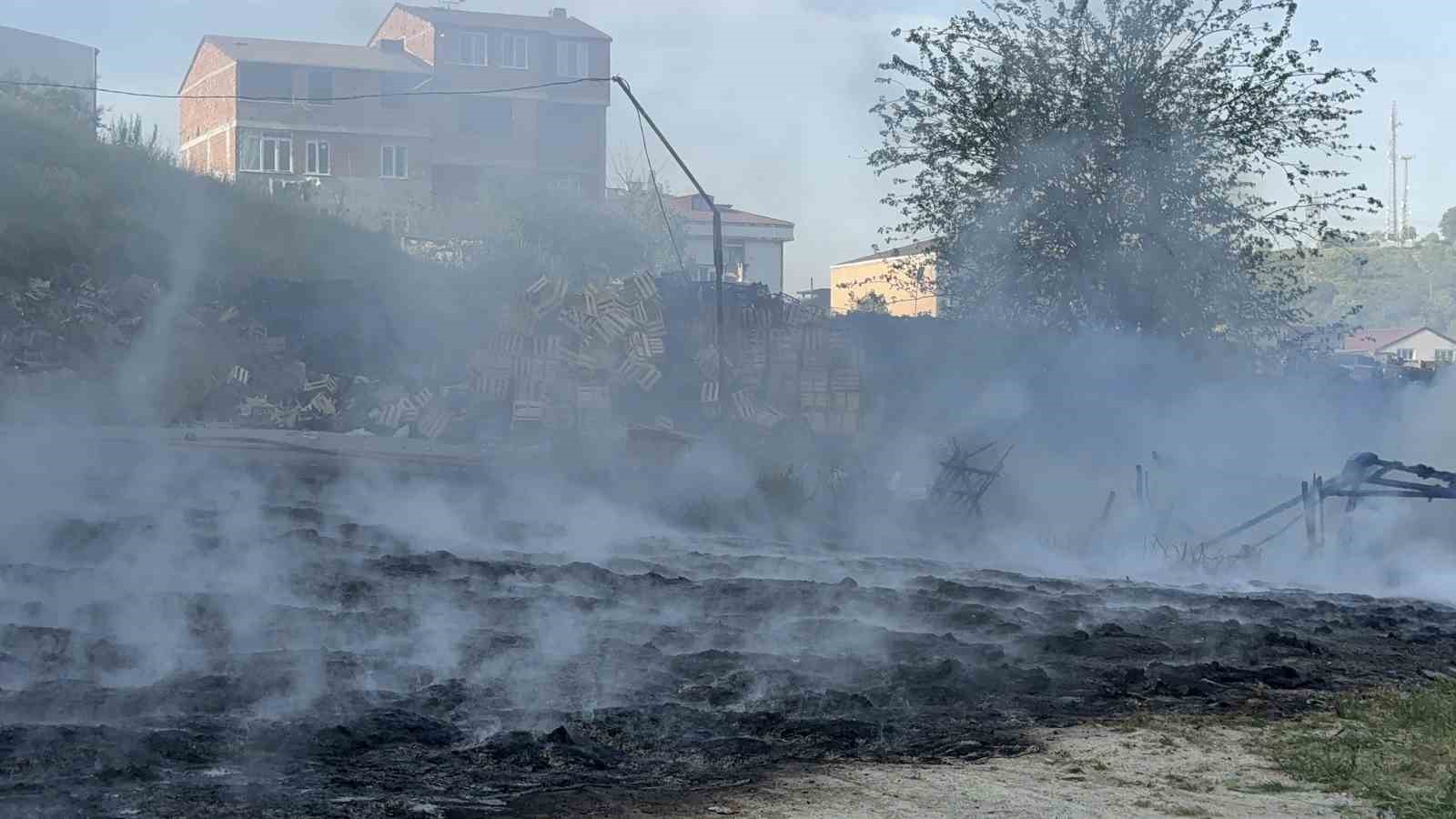 Arnavutköy’de fabrika bahçesinde korkutan yangın
