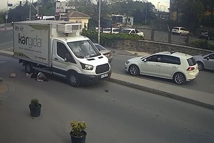 Yolun karşısına geçmeye çalışan kadının üzerinden kamyonet geçti
