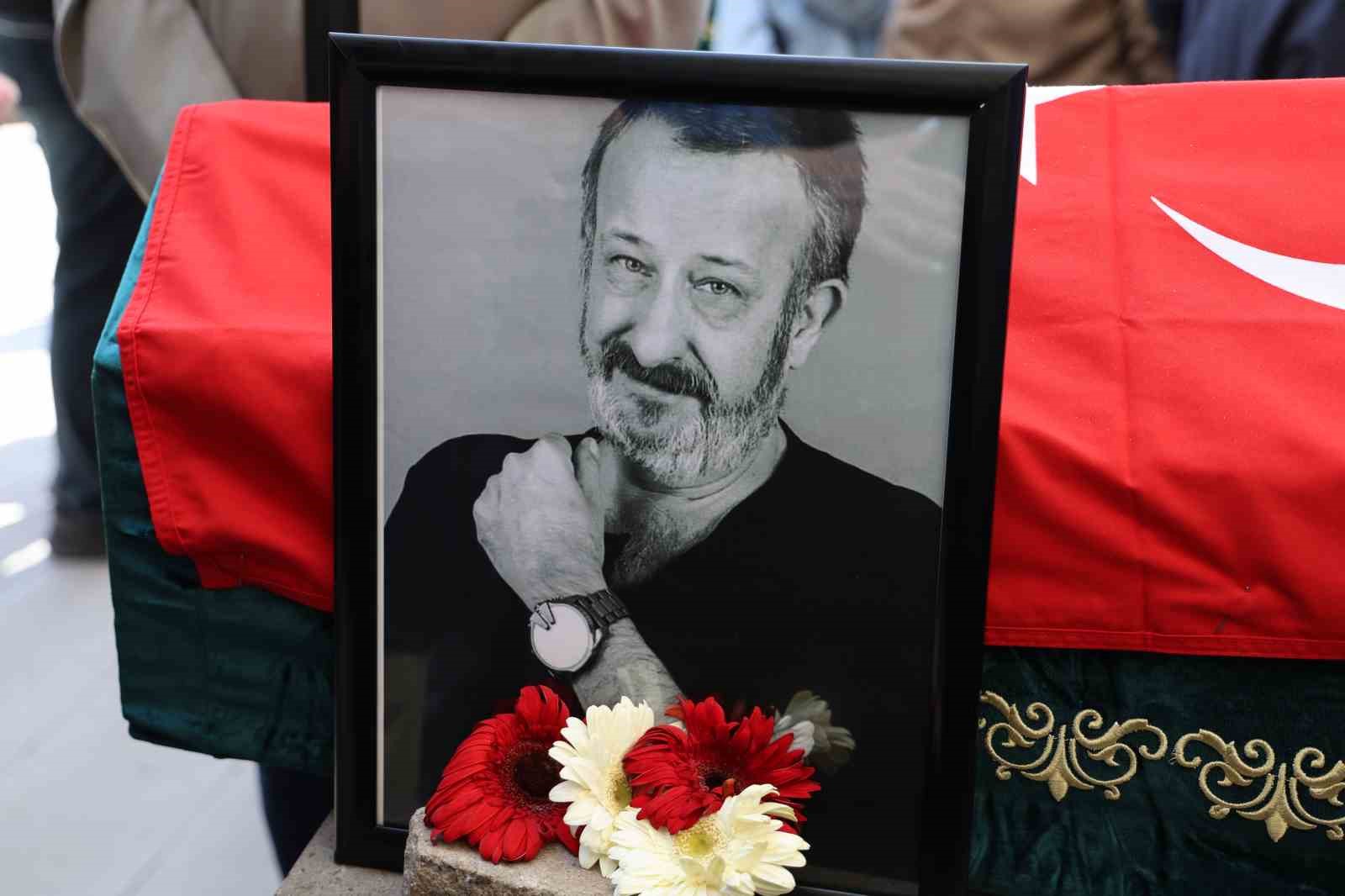 Usta sanatçı Naşit Özcan, son yolculuğuna uğurlandı
