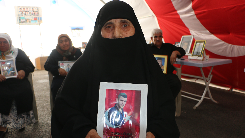 Evladını PKK'da kurtarmak için Kocaeli'den nöbete gitti