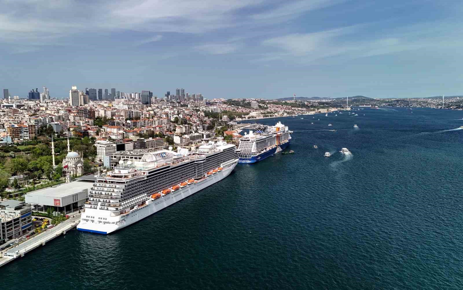 İstanbul Boğazı’nda iki dev kruvaziyer gemisi havadan görüntülendi
