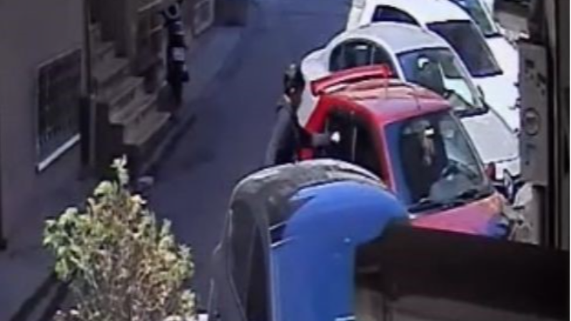 Park halindeki araca taş ve yumruklarla saldırdı