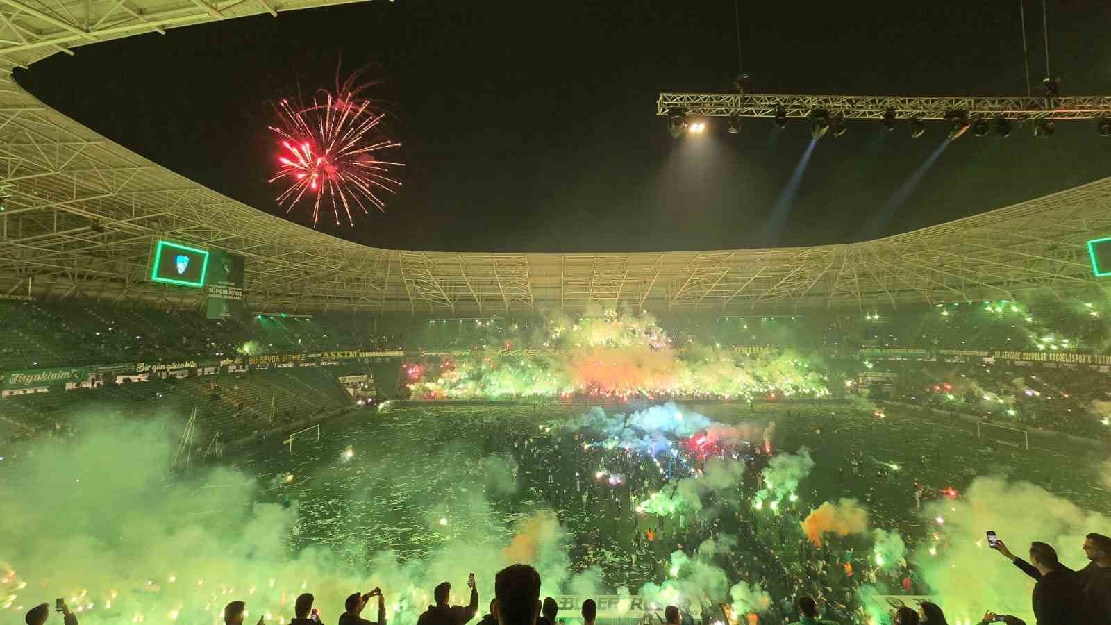 Kocaelispor kupayı ünlü isimlerle kutladı
