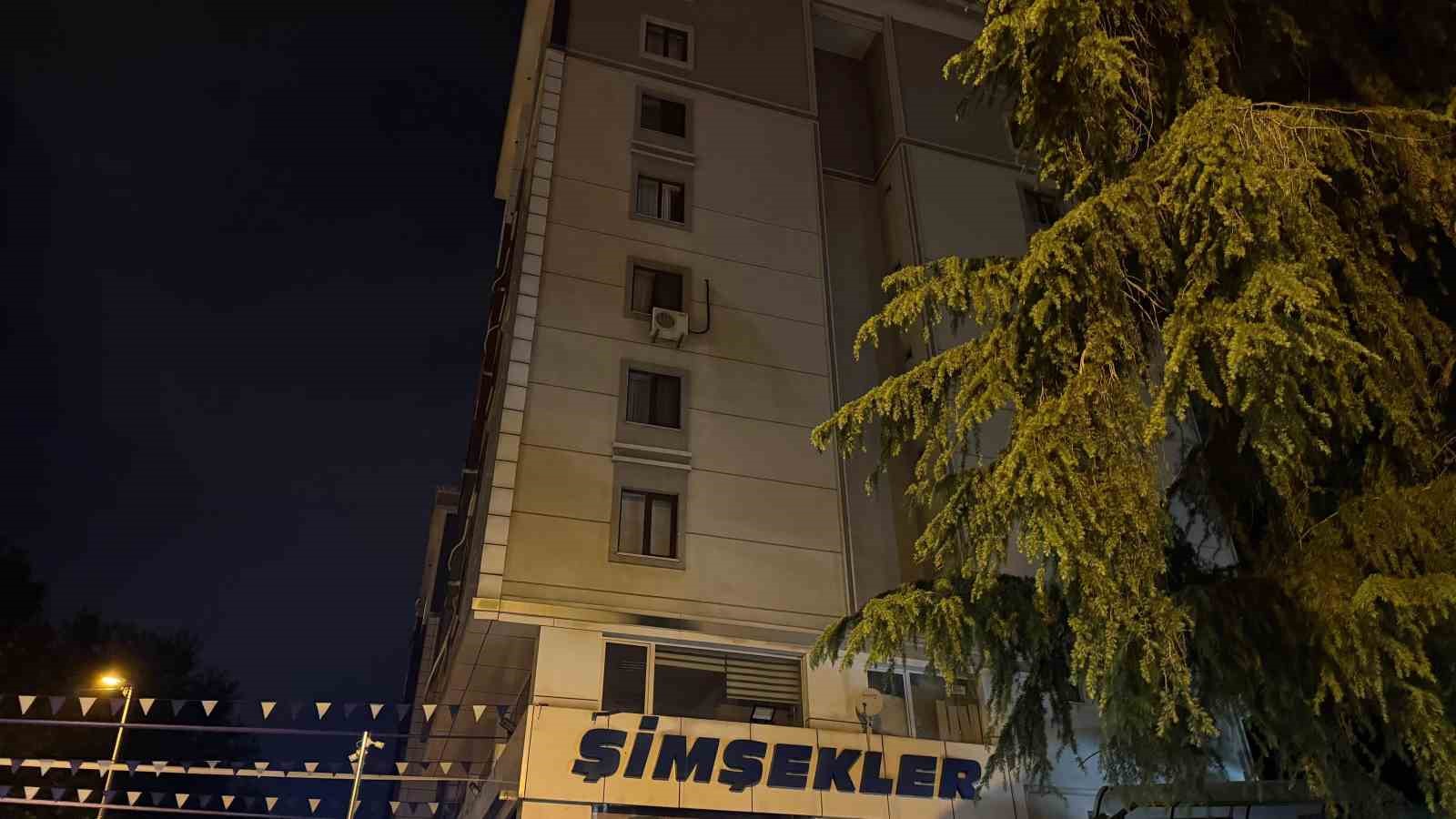 Ataşehir’de 5. kattan düşen genç ağır yaralandı
