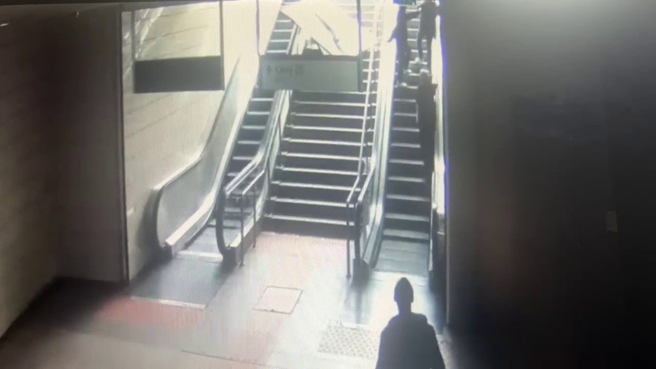 Maltepe metro istasyonunda reklam panosu kadının üzerine böyle düştü
