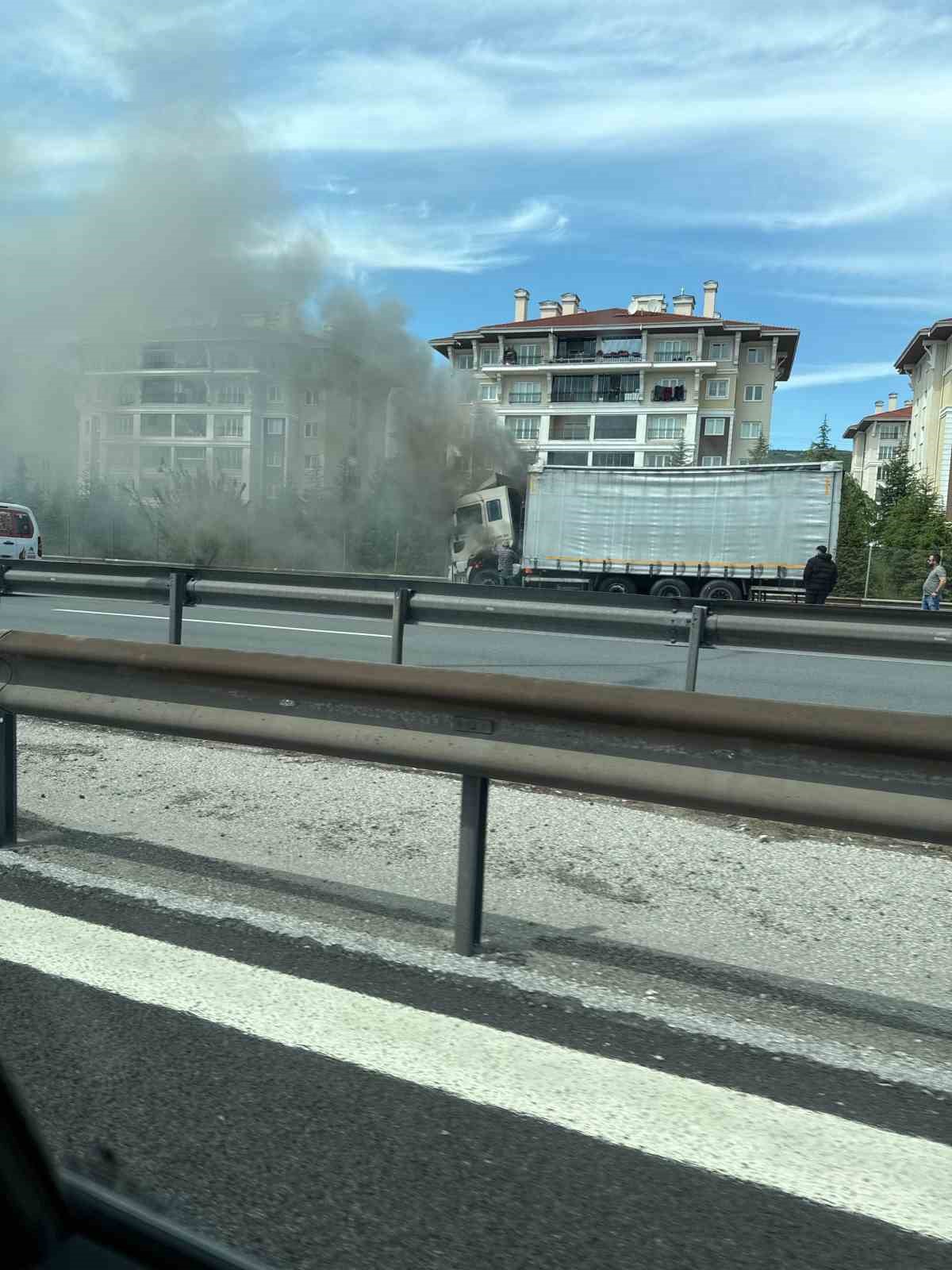Kocaeli’de alevlere teslim olan tır, itfaiye ekiplerince söndürüldü
