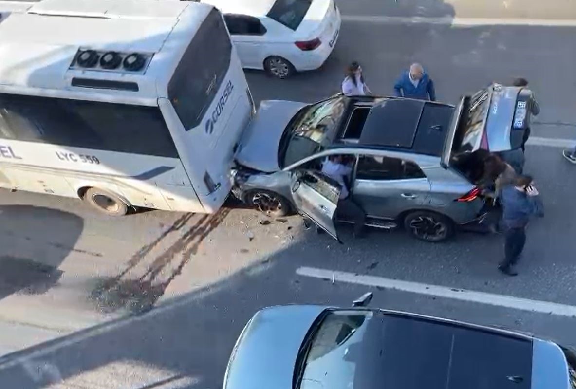 Avcılar’da kontrolden çıkan araç otobüse çarptı
